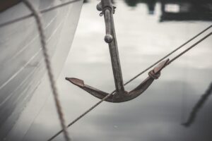 Barco realizando maniobra de anclaje