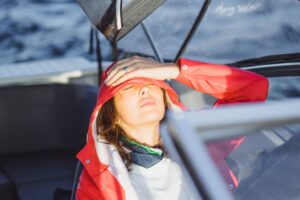Prevención del golpe de calor y deshidratación en embarcaciones durante verano, consejos para empresas náuticas.
