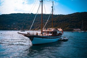 Ánodos en barcos y mantenimiento anticorrosión.