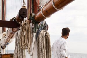 Jarcia de un velero bien mantenida con cables y tensores en buen estado